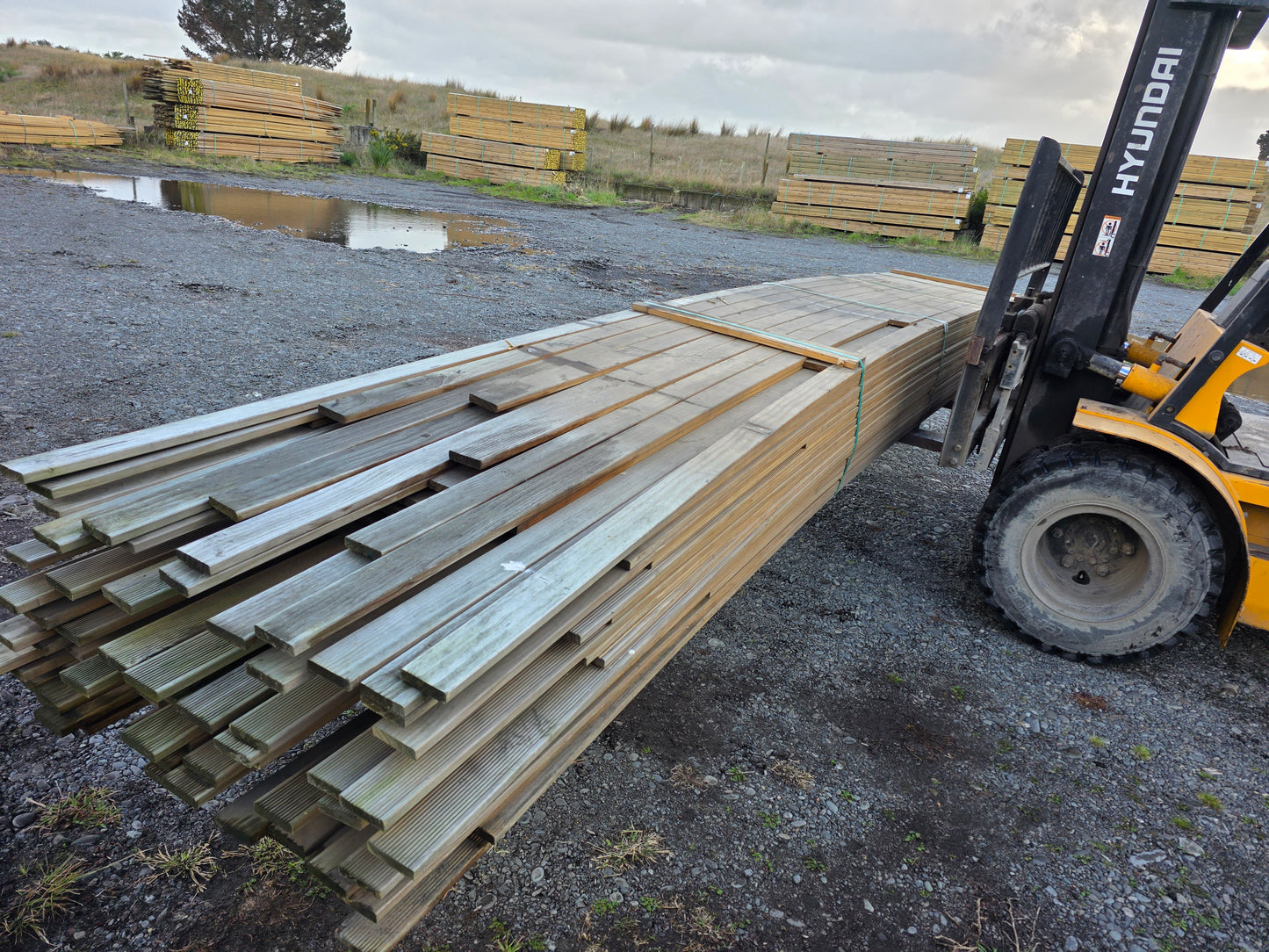 90x19 Merch Grade Decking Griptread 1100LM (Dated Stock)