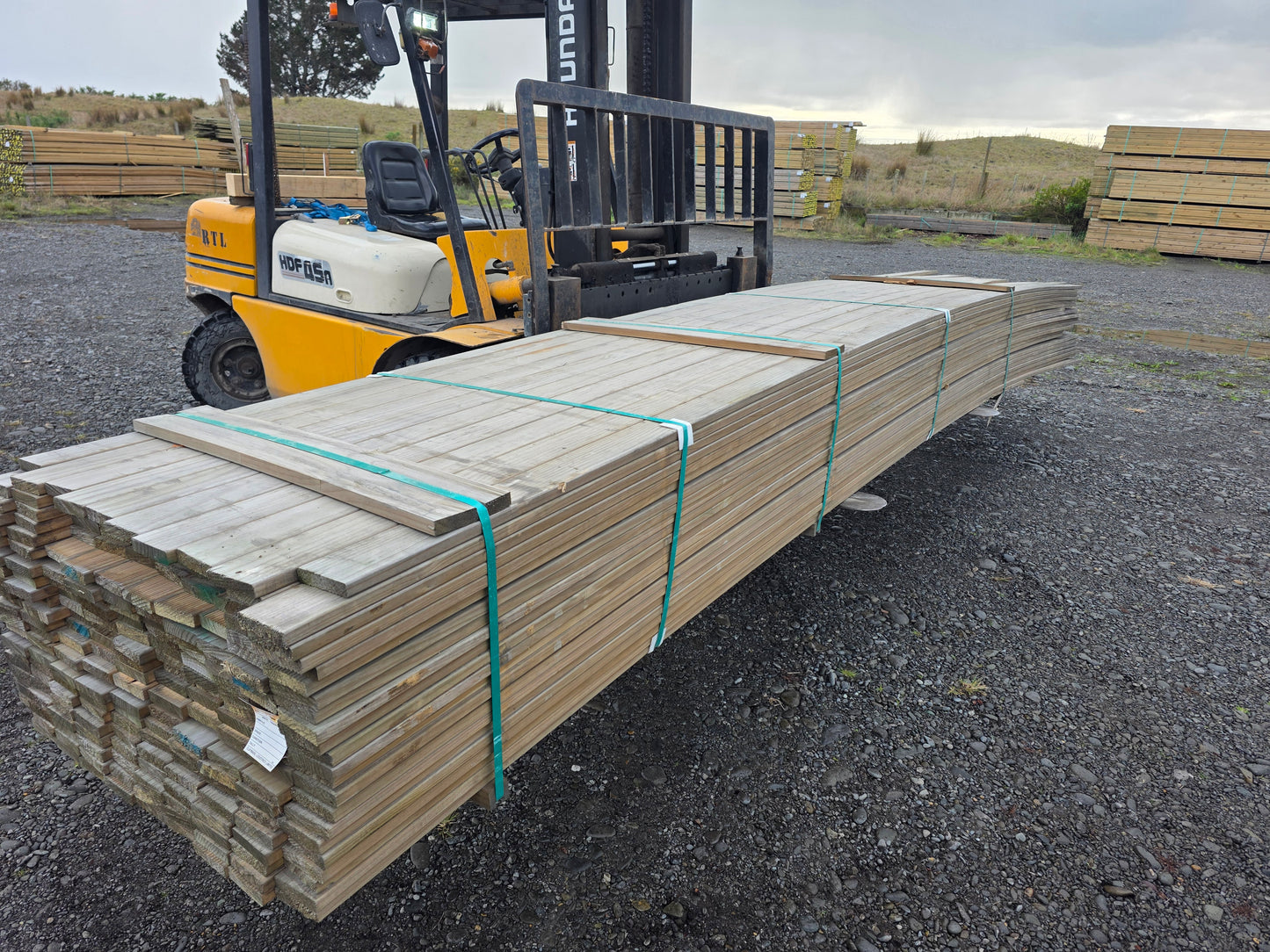 90x19 Merch Grade Decking Griptread 1100LM (Dated Stock)