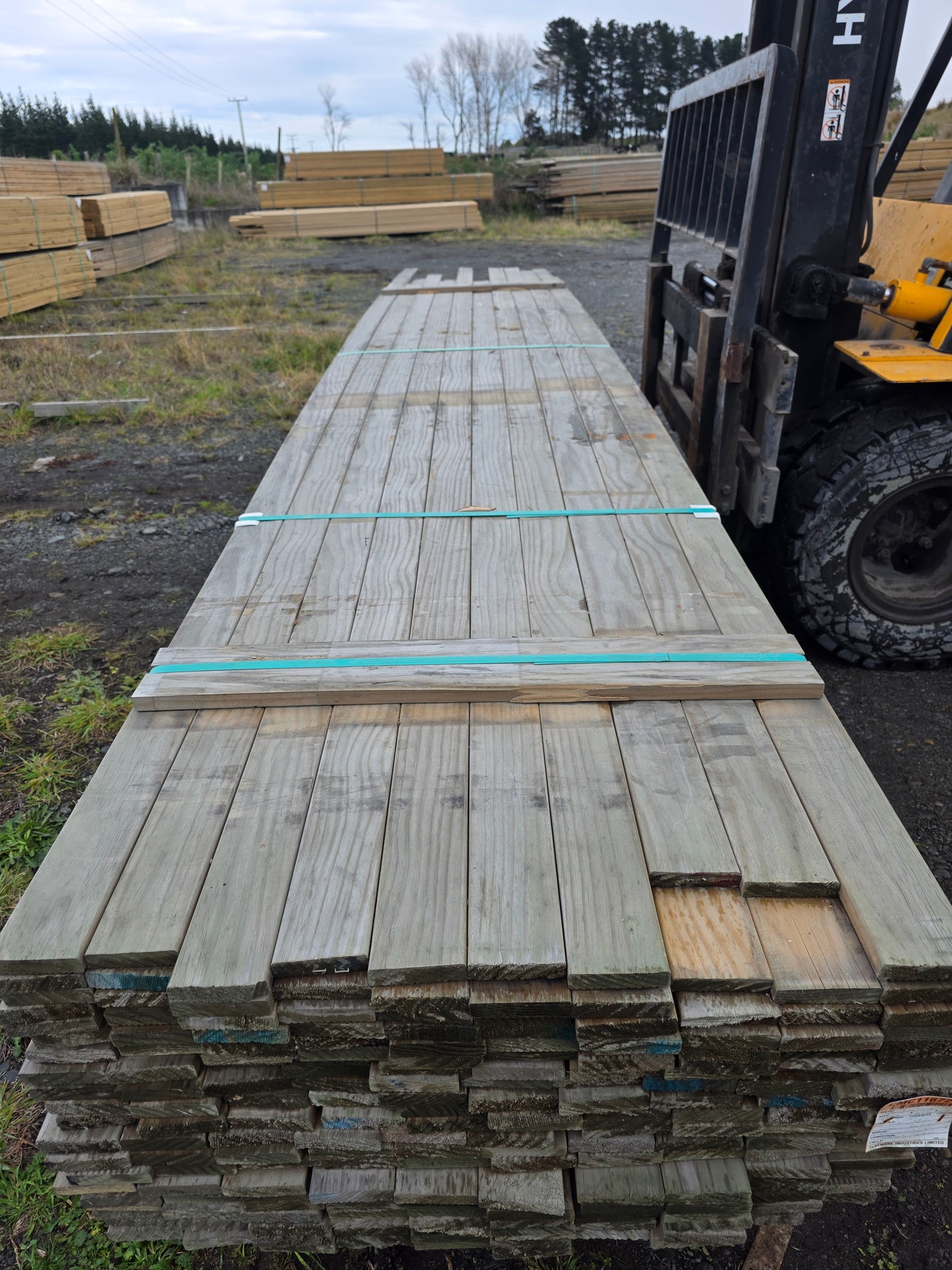 90x19 Merch Grade Decking Griptread 1122LM (Dated Stock)