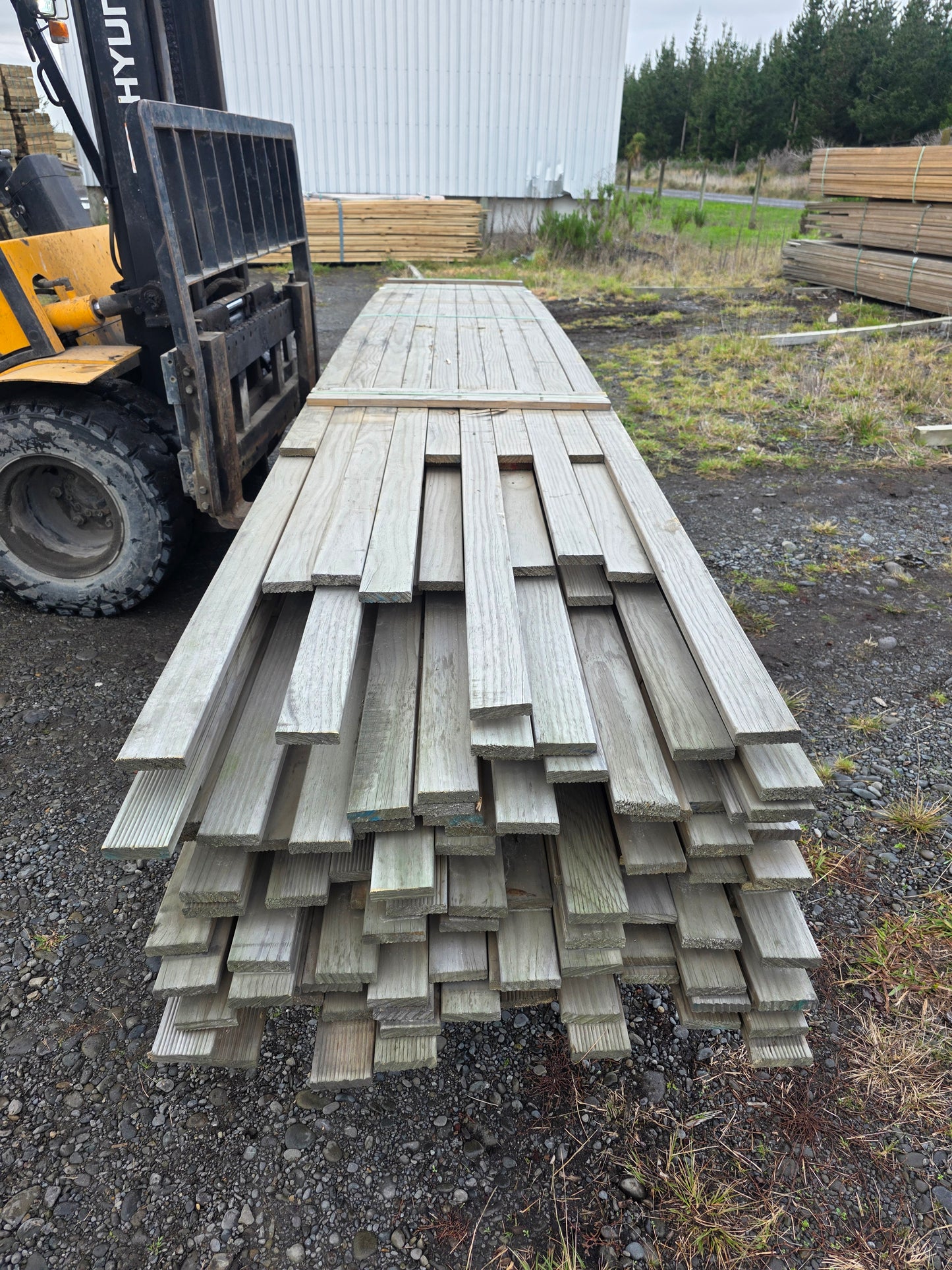 90x19 Merch Grade Decking Griptread 1122LM (Dated Stock)