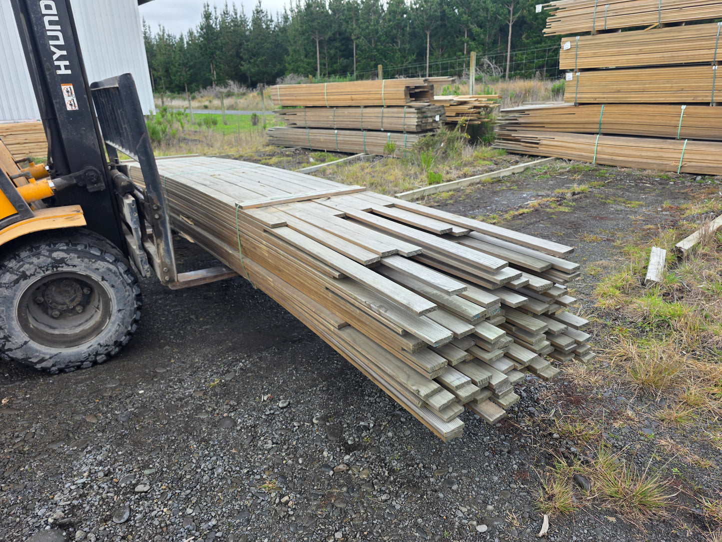 90x19 Merch Grade Decking Griptread 1122LM (Dated Stock)