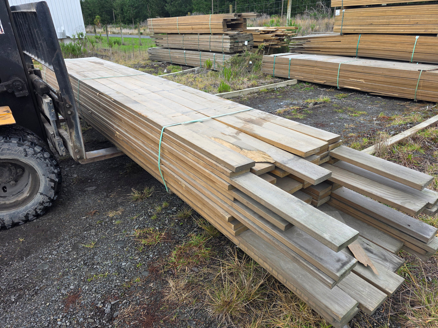 140x32 Merch Grade Decking Smooth 405.0LM (Dated Stock)
