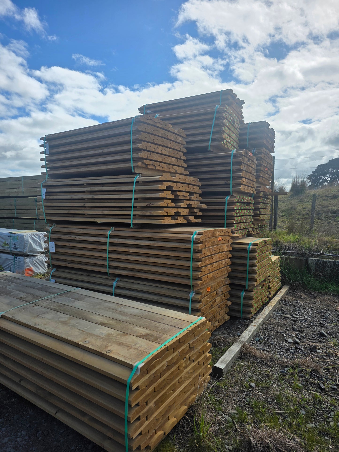 150x50 (140x42) Merch H4 MCA Edged Half Round Rails 78 x 1.8m